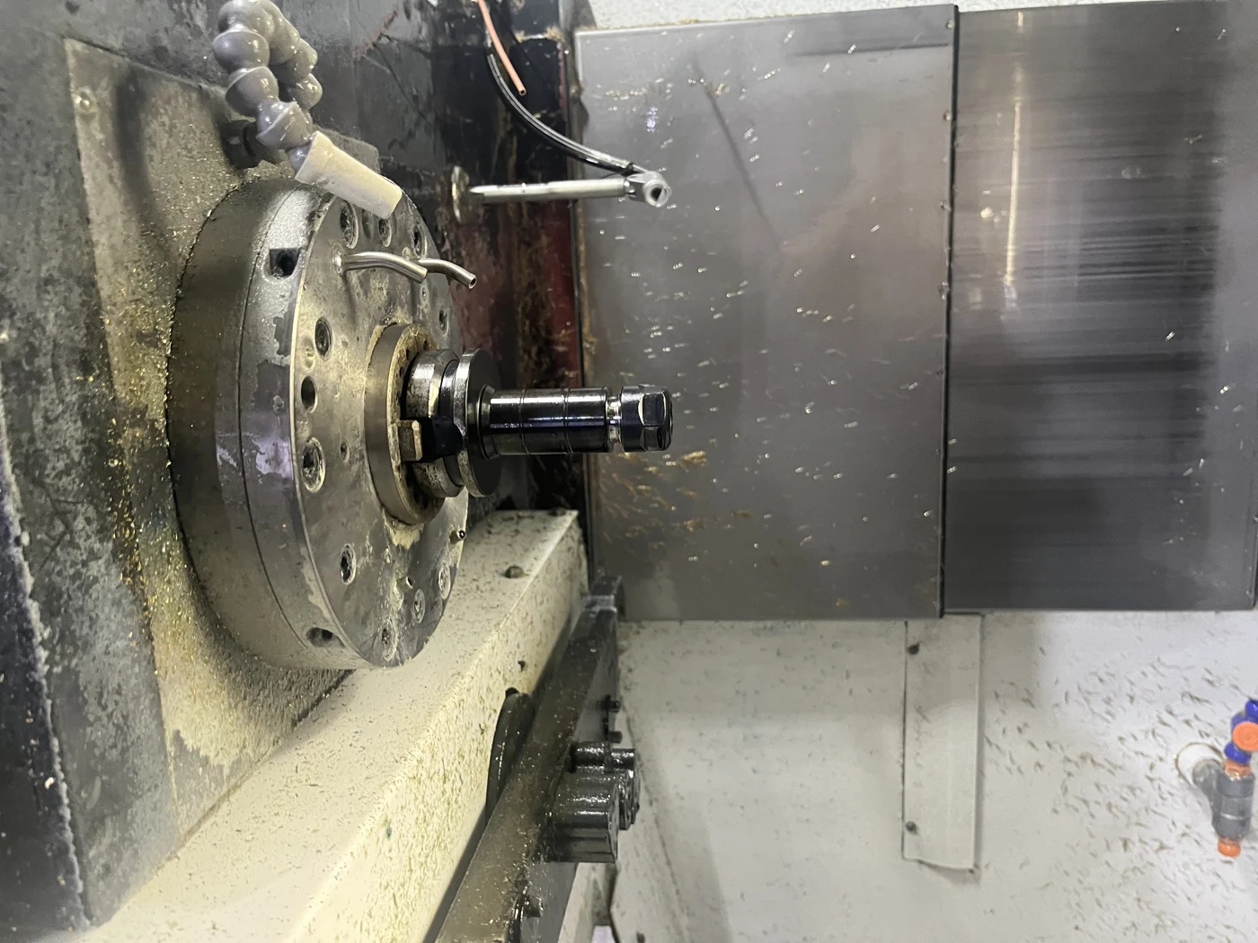 钻攻设备的主轴及刀具现场，顺时针旋转90度